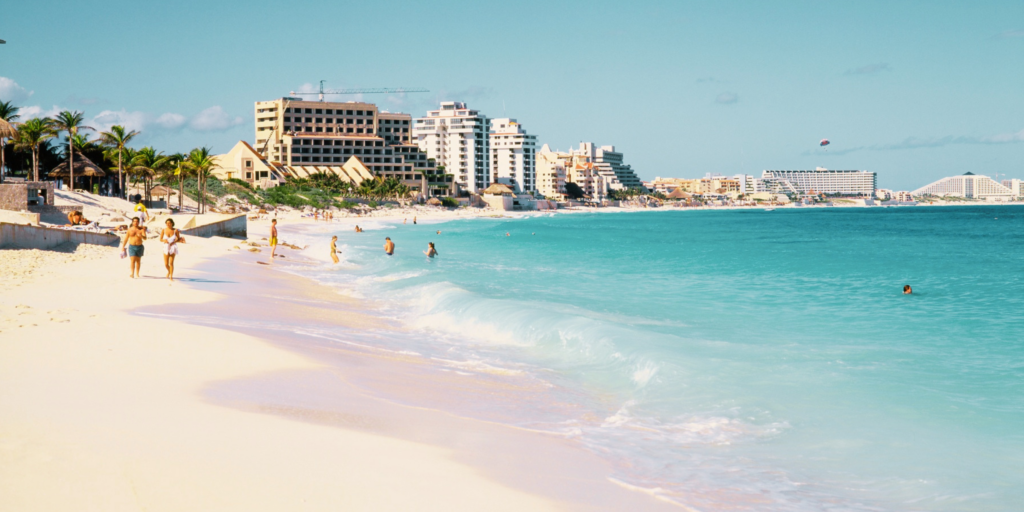 Equipo de limpieza de playas y remoción de sargazo trabajando en Quintana Roo